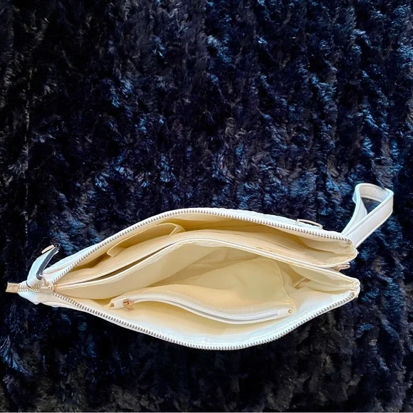 White Woven Bag with Gold Tone Hardware - Picture 5 of 6